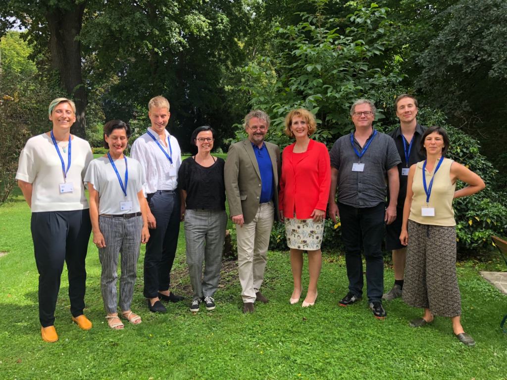 Team of isaScience with artistic director Johannes Meissl and Rector of the mdw Ulrike Sych ©Julia Kordina
